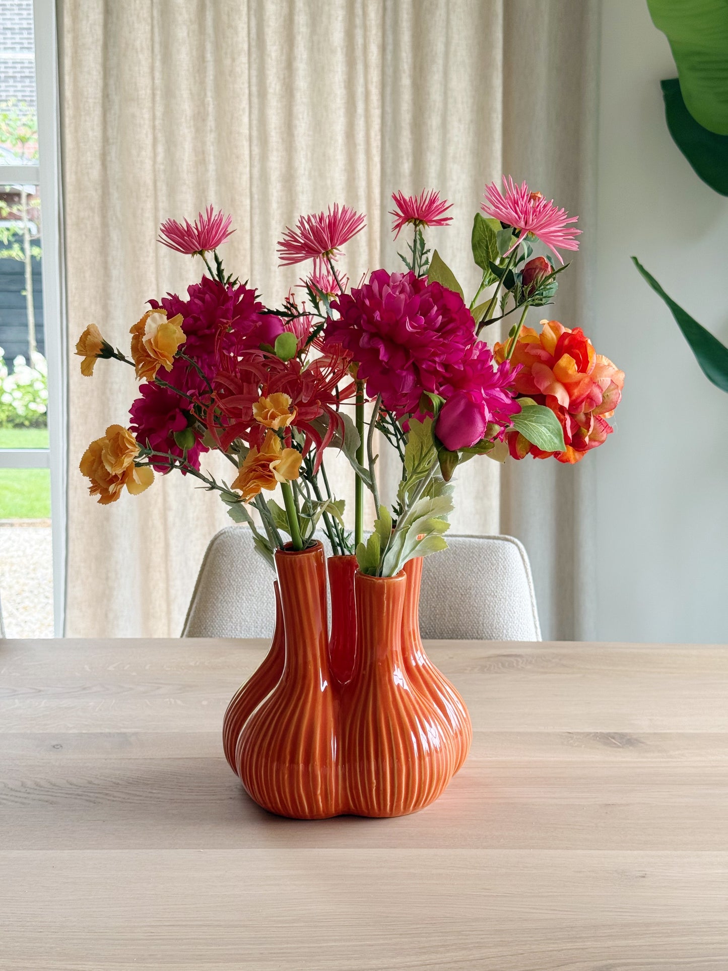 Gedecoreerde tulpen vaas als opvallend woonaccessoire op tafel