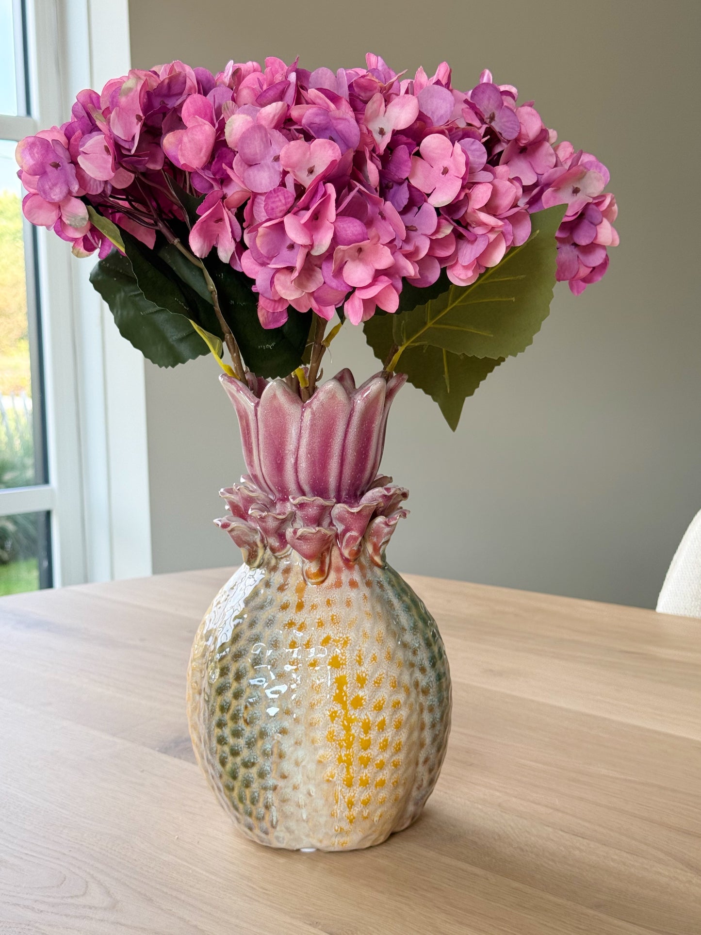 Gekleurde vaas met hortensia's