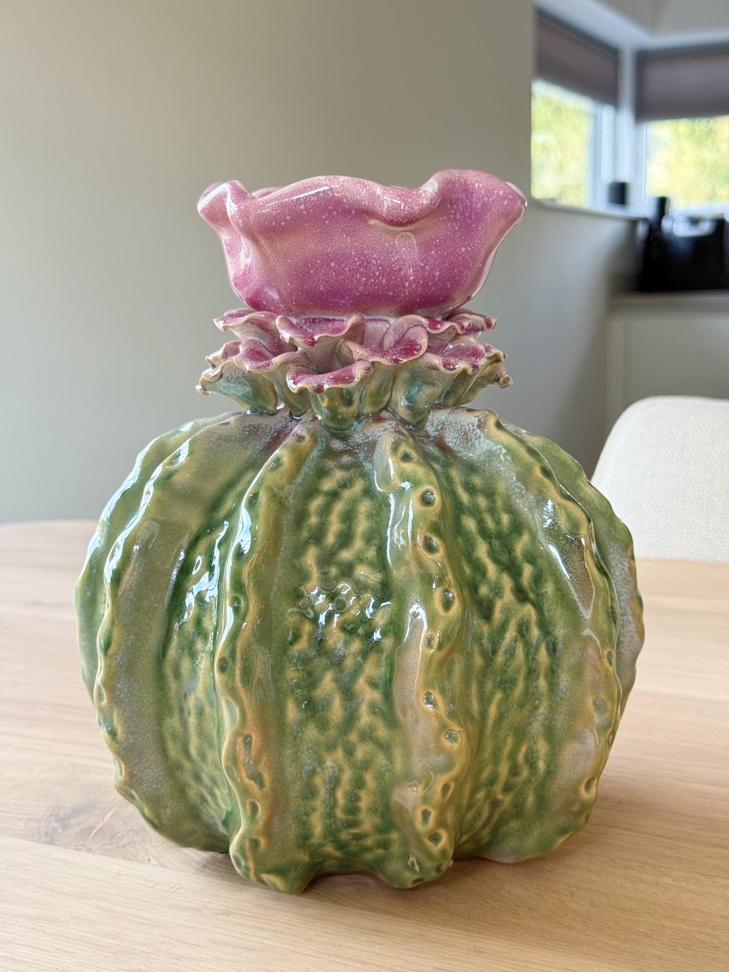 Groene vaas op tafel