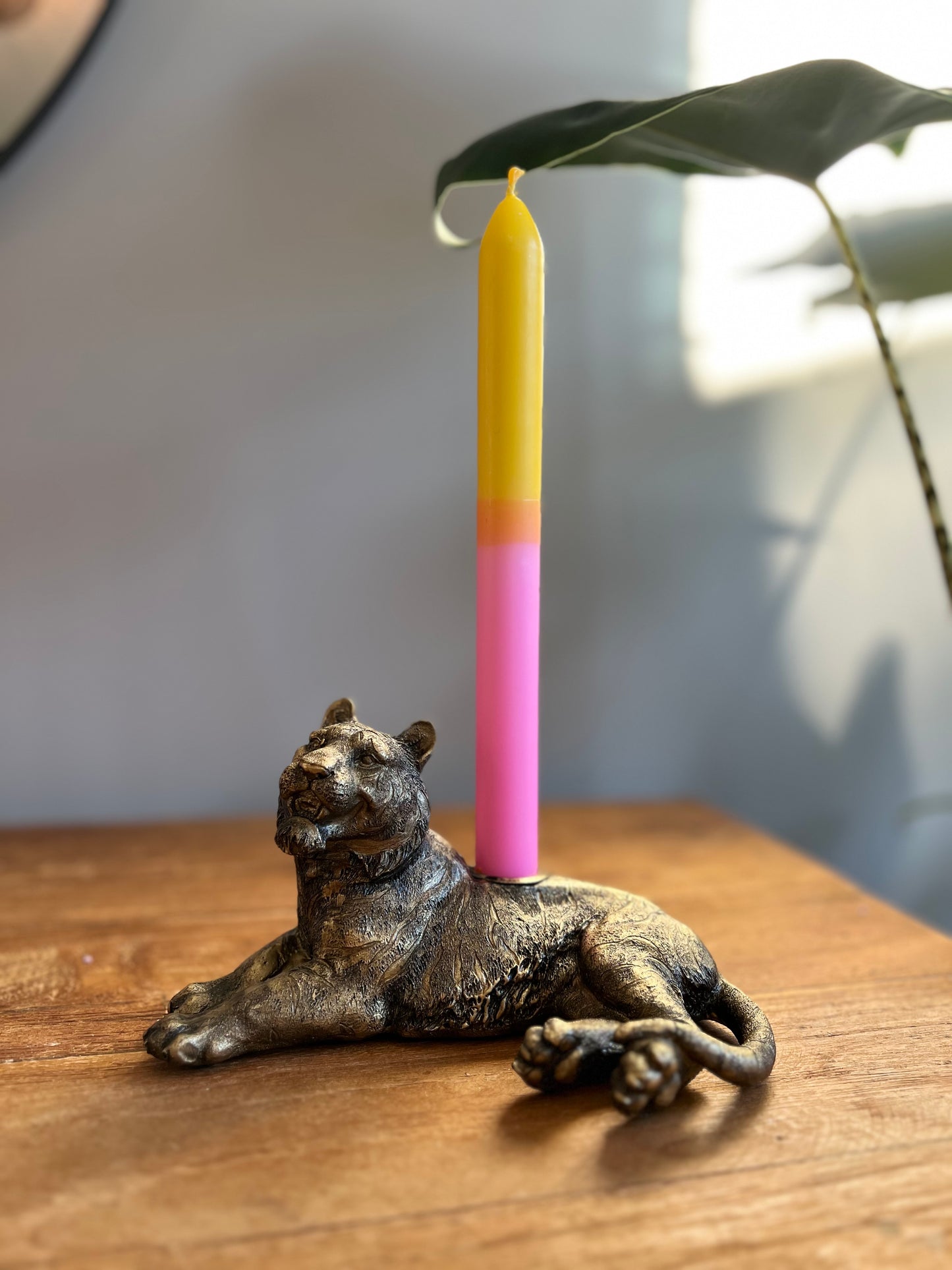 Gouden tijgerkandelaar liggende tijger bij StyleByClariss.