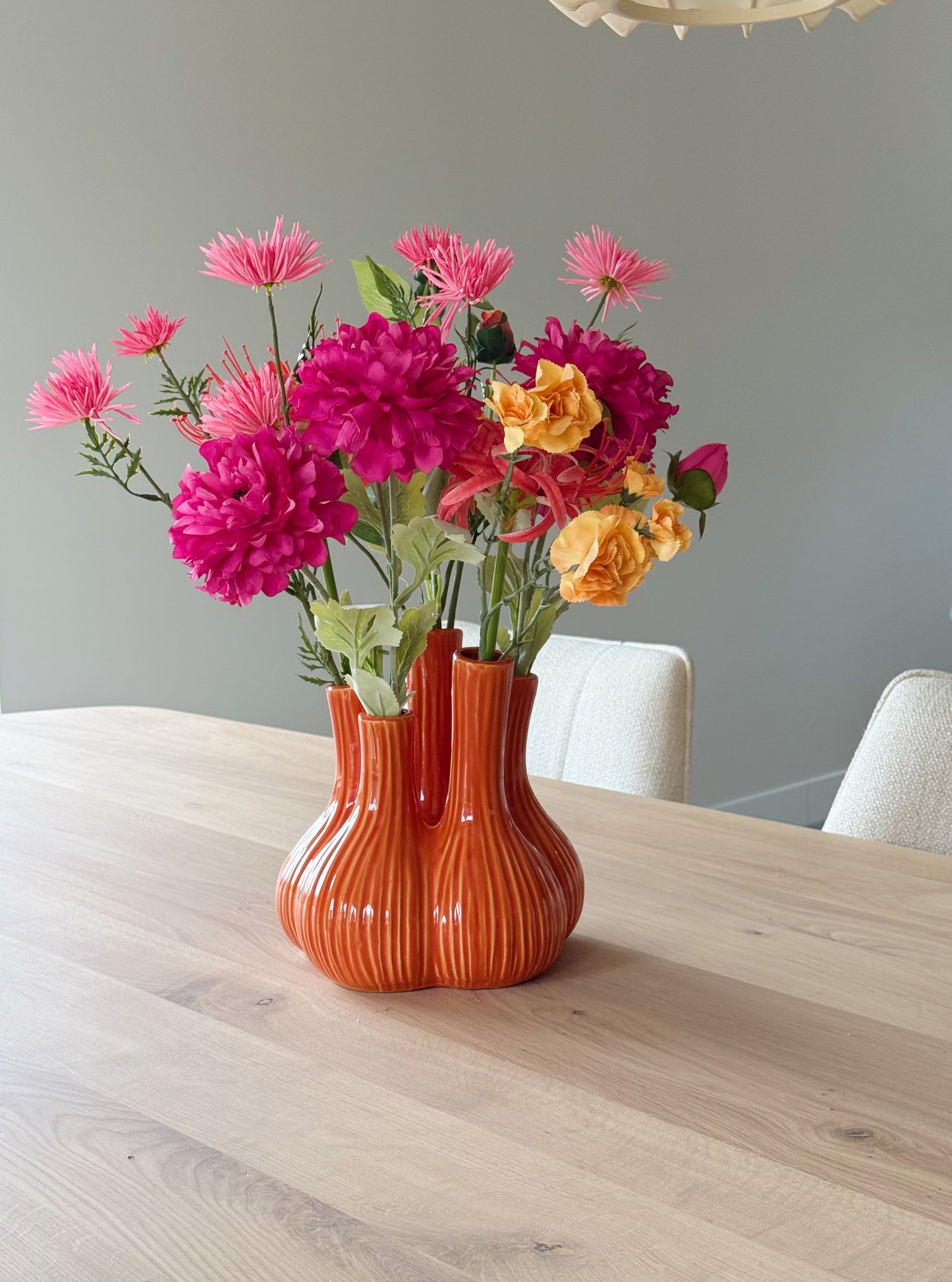 Trendy tulpen vaas voor vensterbank of dressoir styling