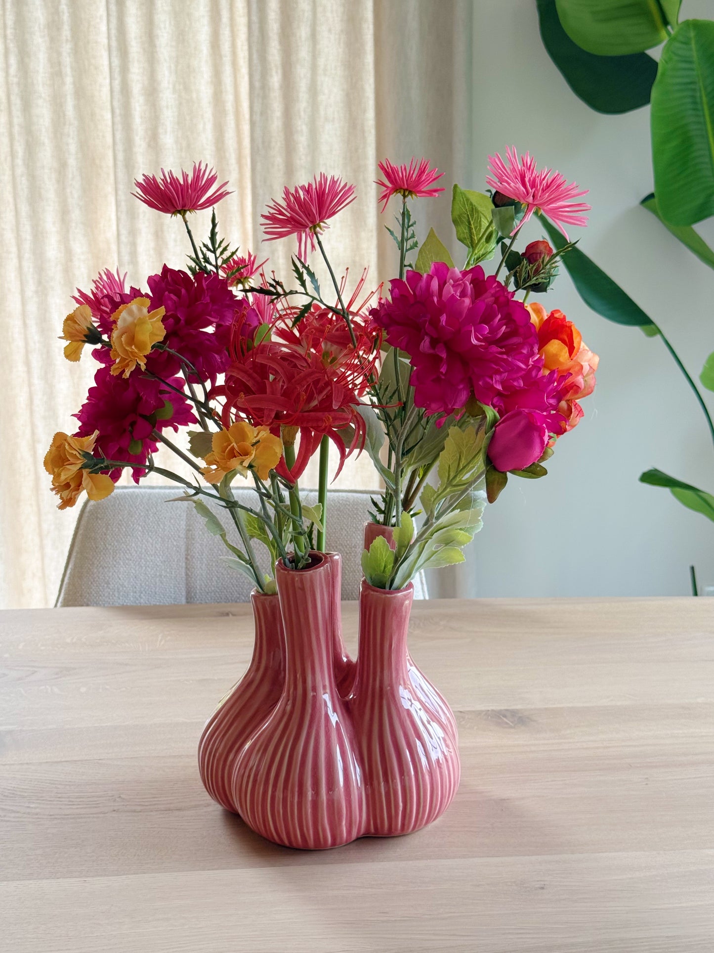 Tulpen vaas met kleurrijke bloemen als eyecatcher voor je interieur