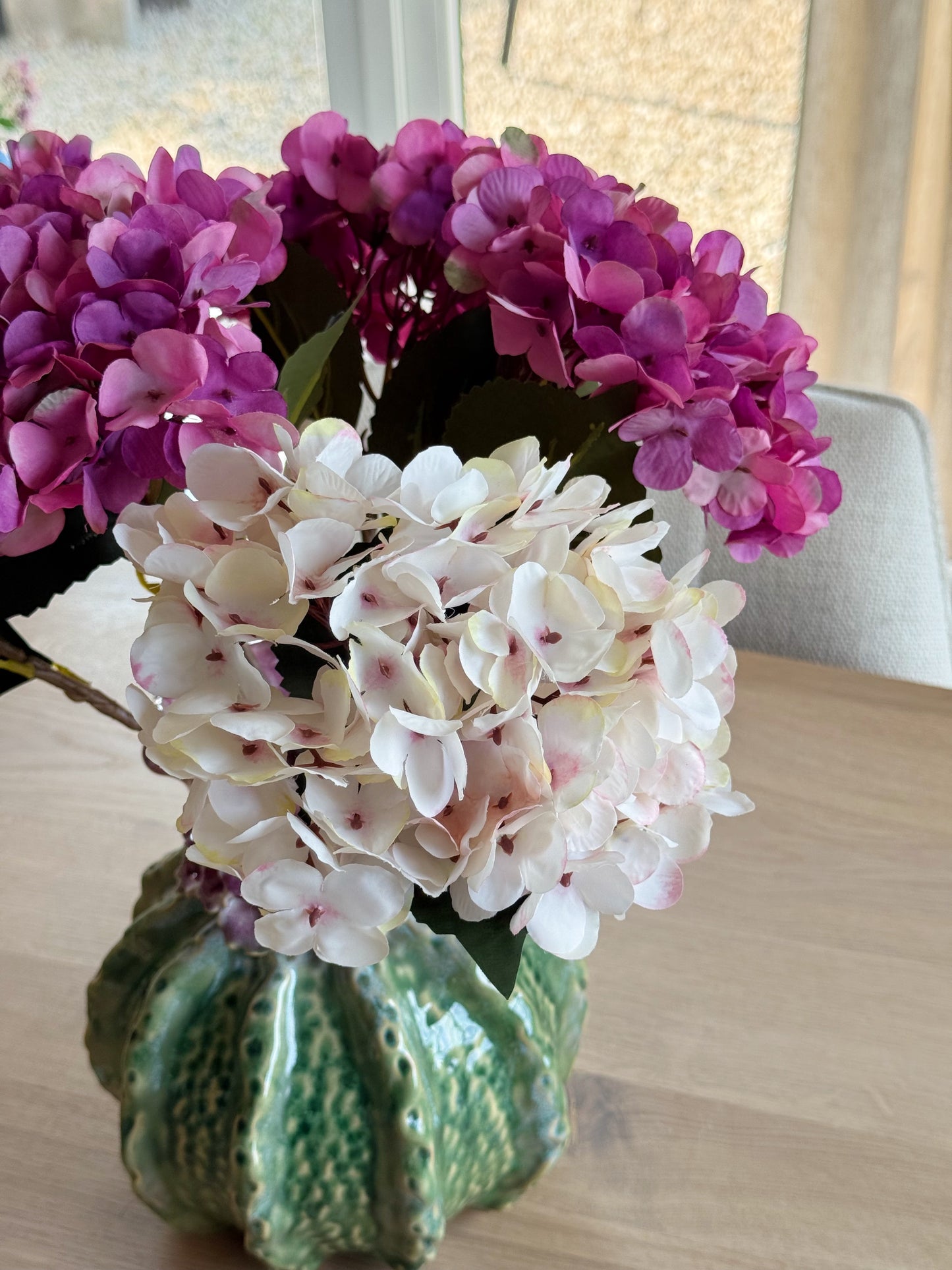 Vaas met zijden bloemen boeker