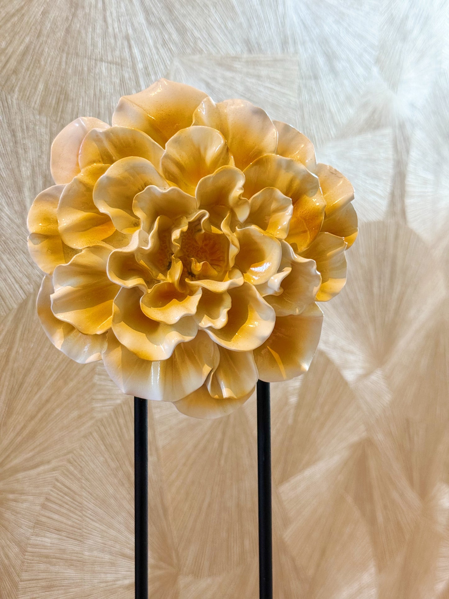 Vensterbank decoratie met bloemenstandaard en lente accenten