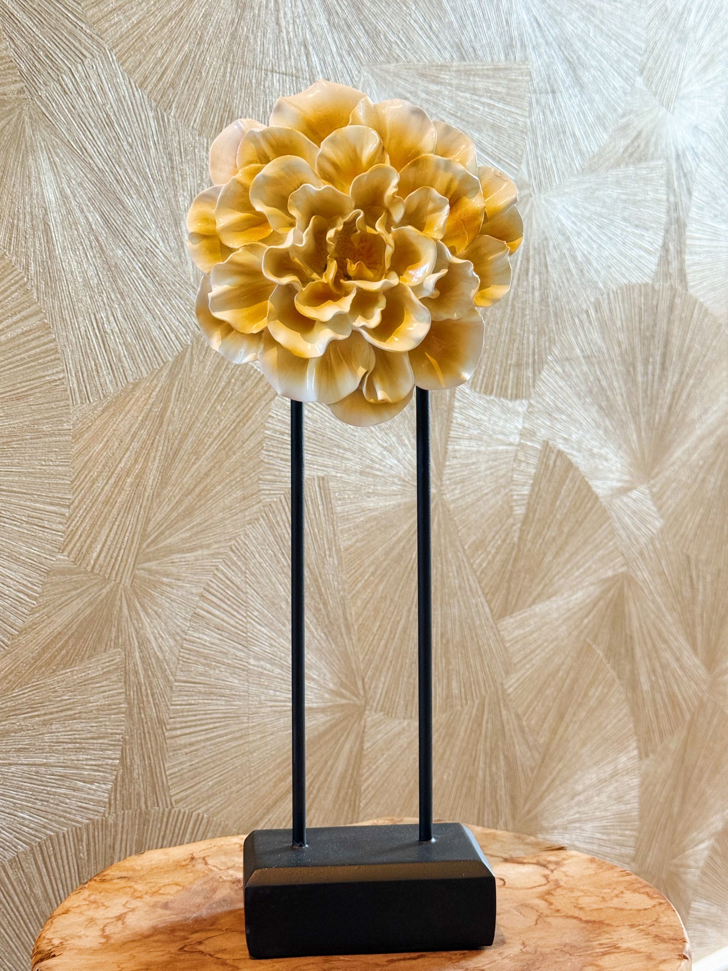 Warme vensterbank decoratie met messing bloemenstandaard