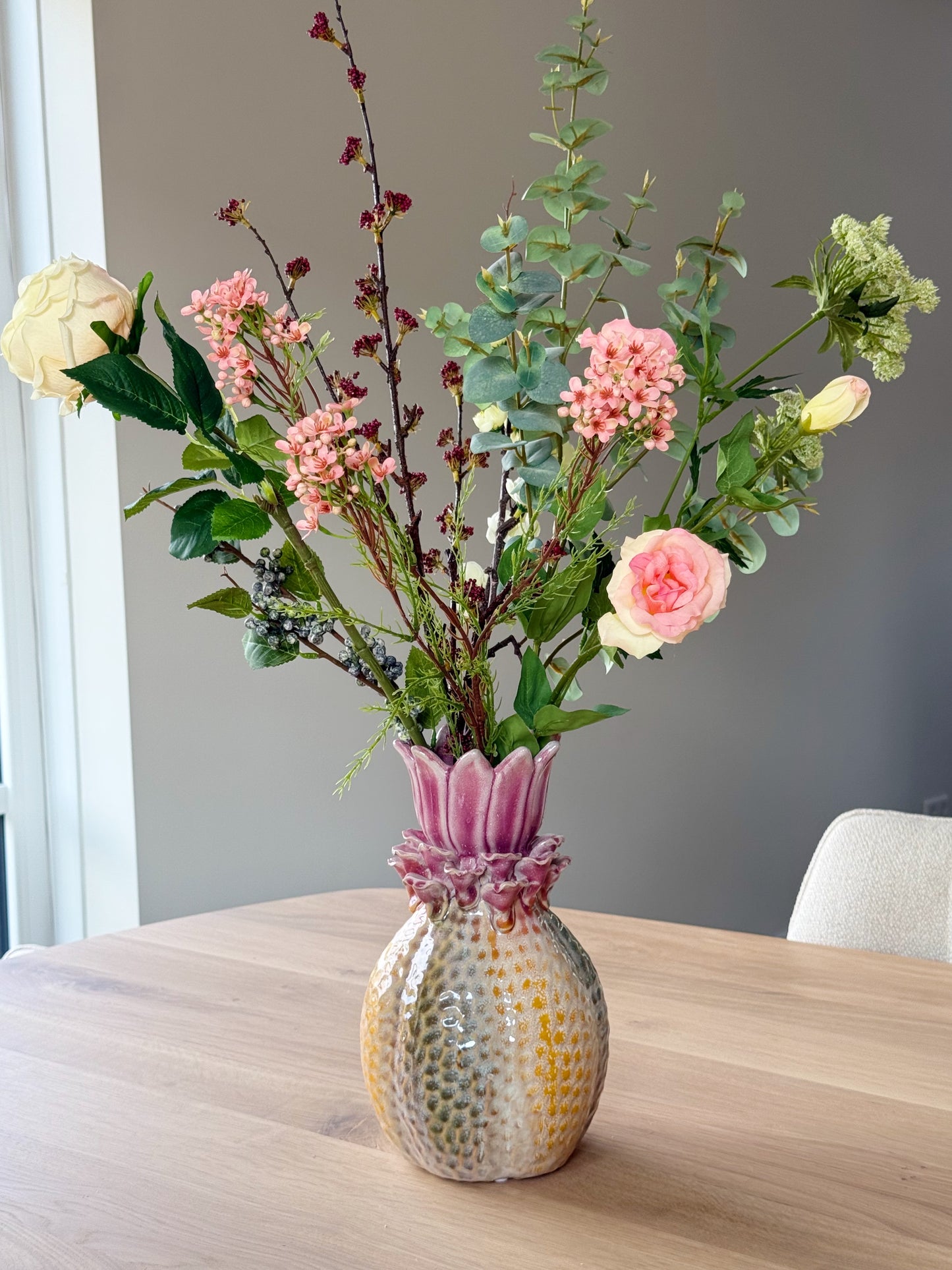 gekleurde vaas met zijden bloemen boeket