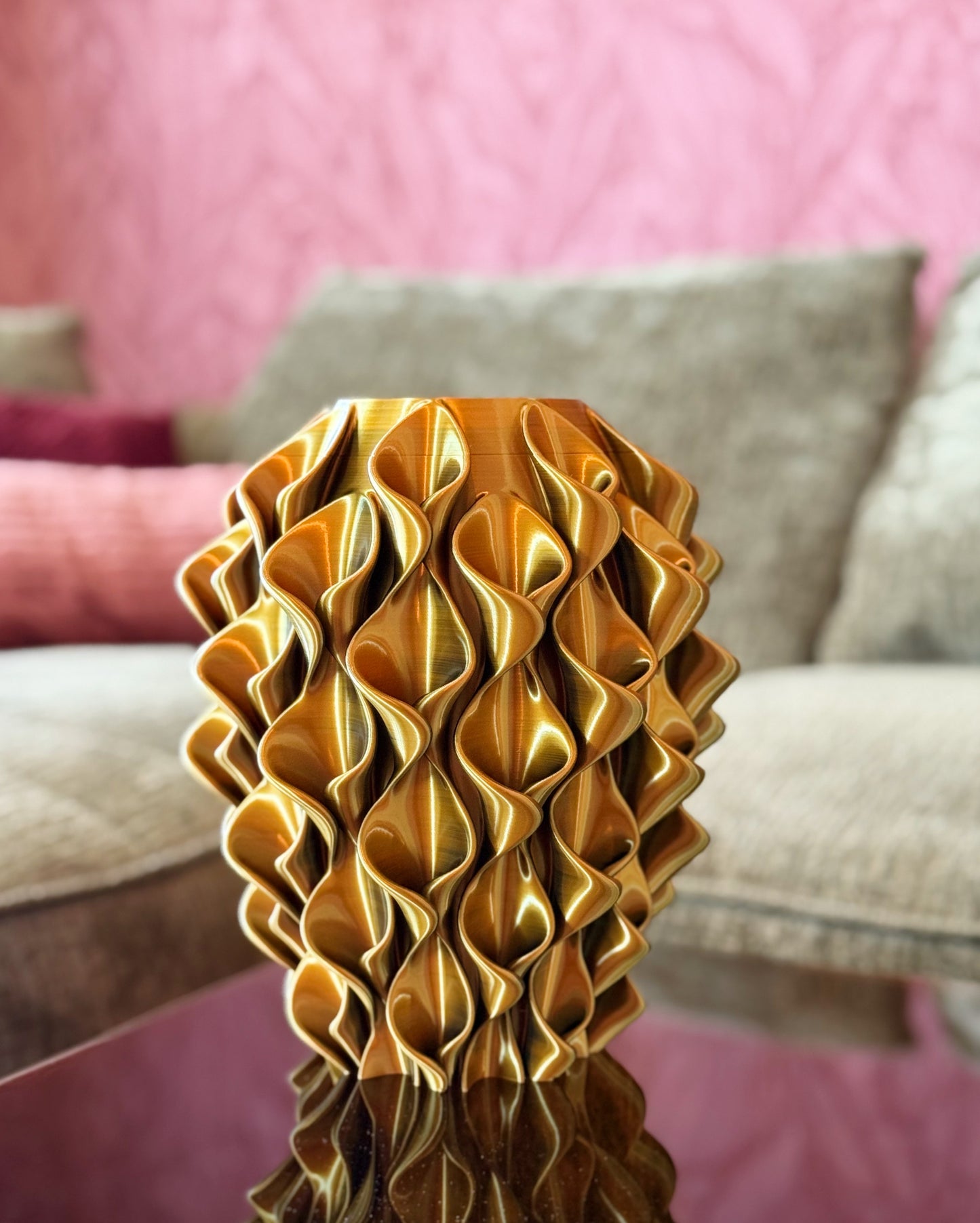 goudkleurige 3d geprinte vaas