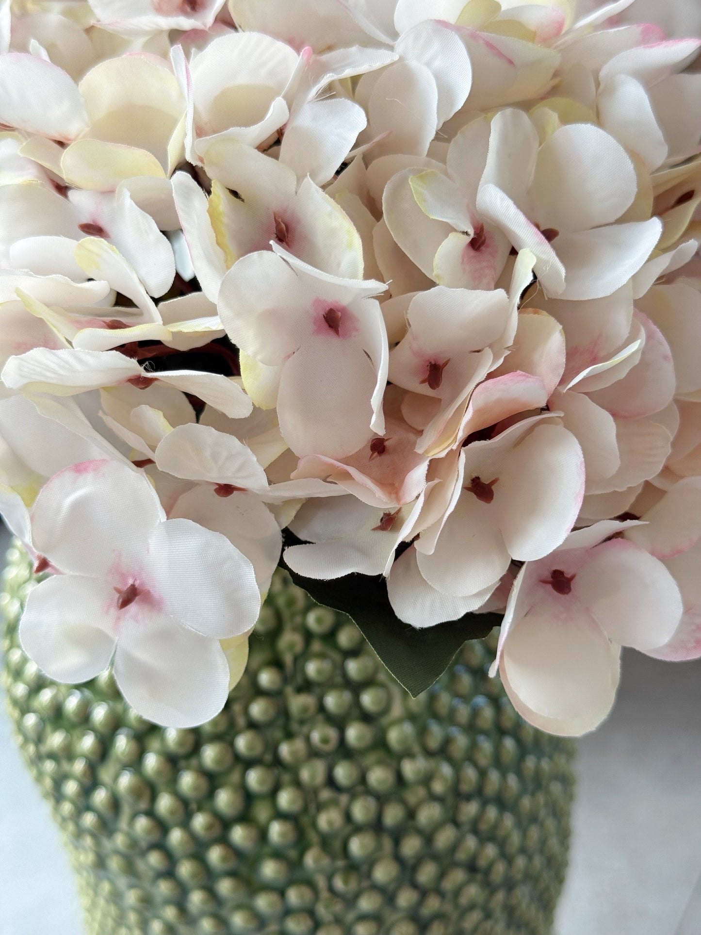 groene vaas met bloemen