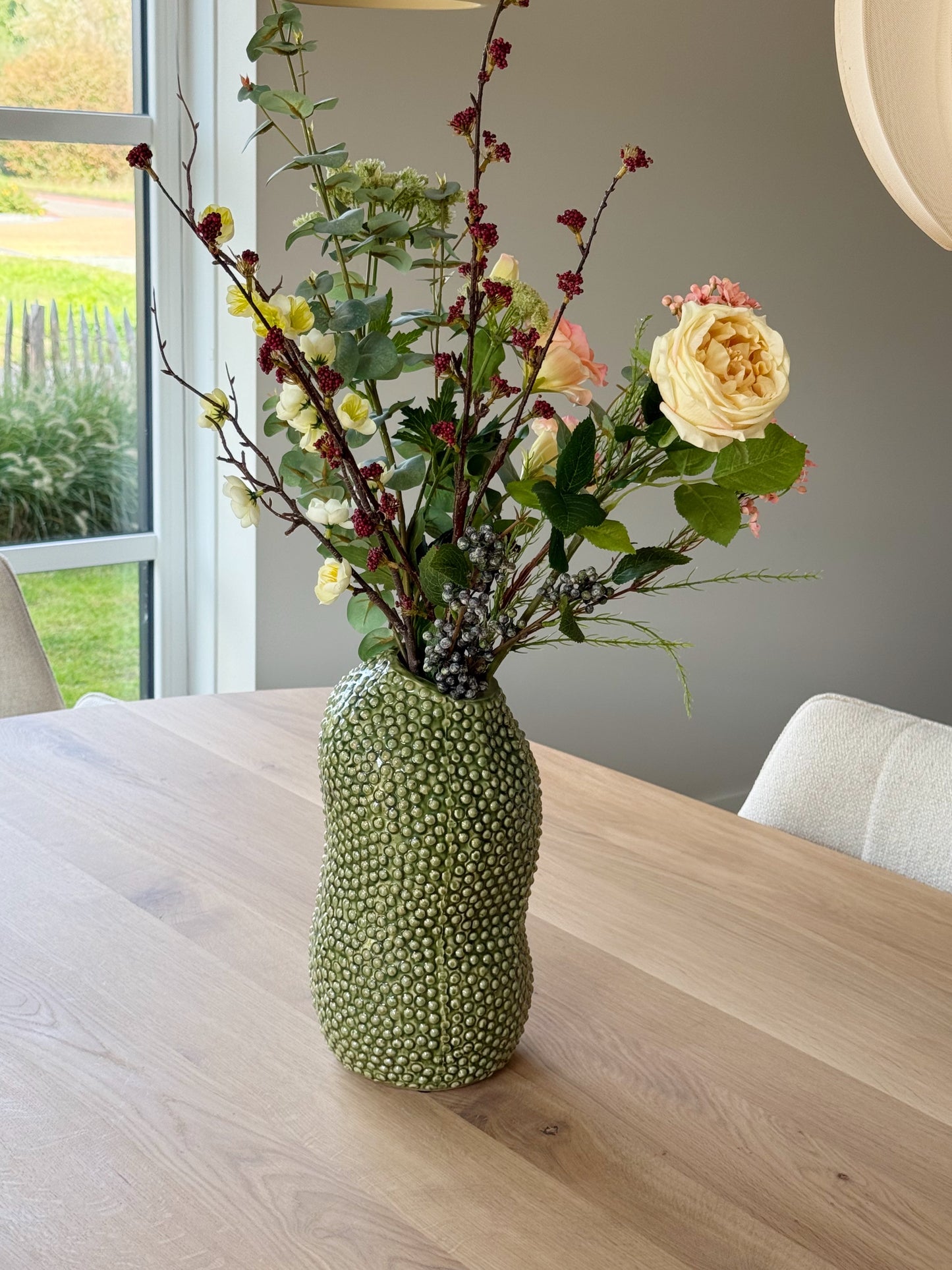groene vaas met kunstbloemen boeket