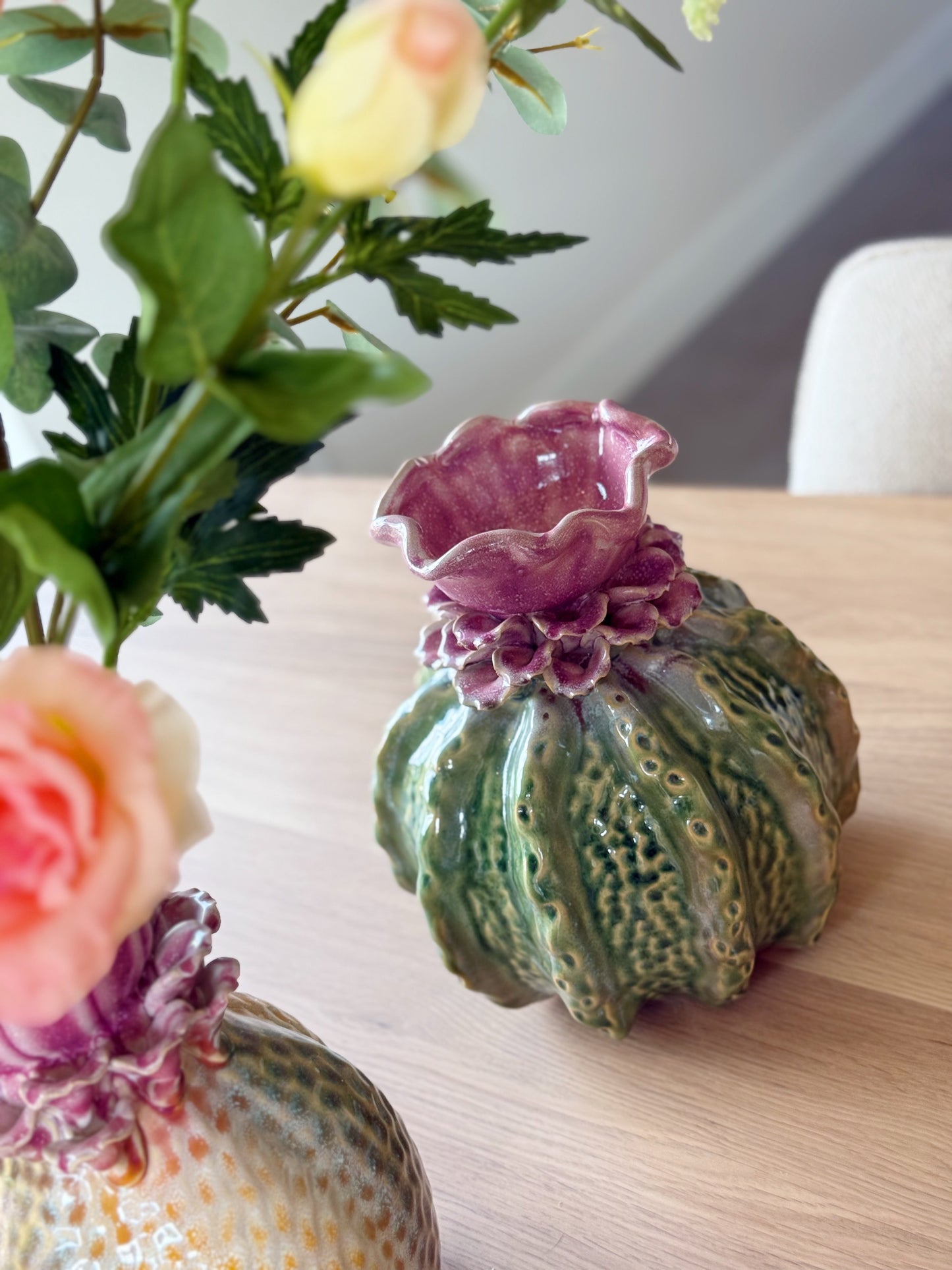 groene vaas met roze knop