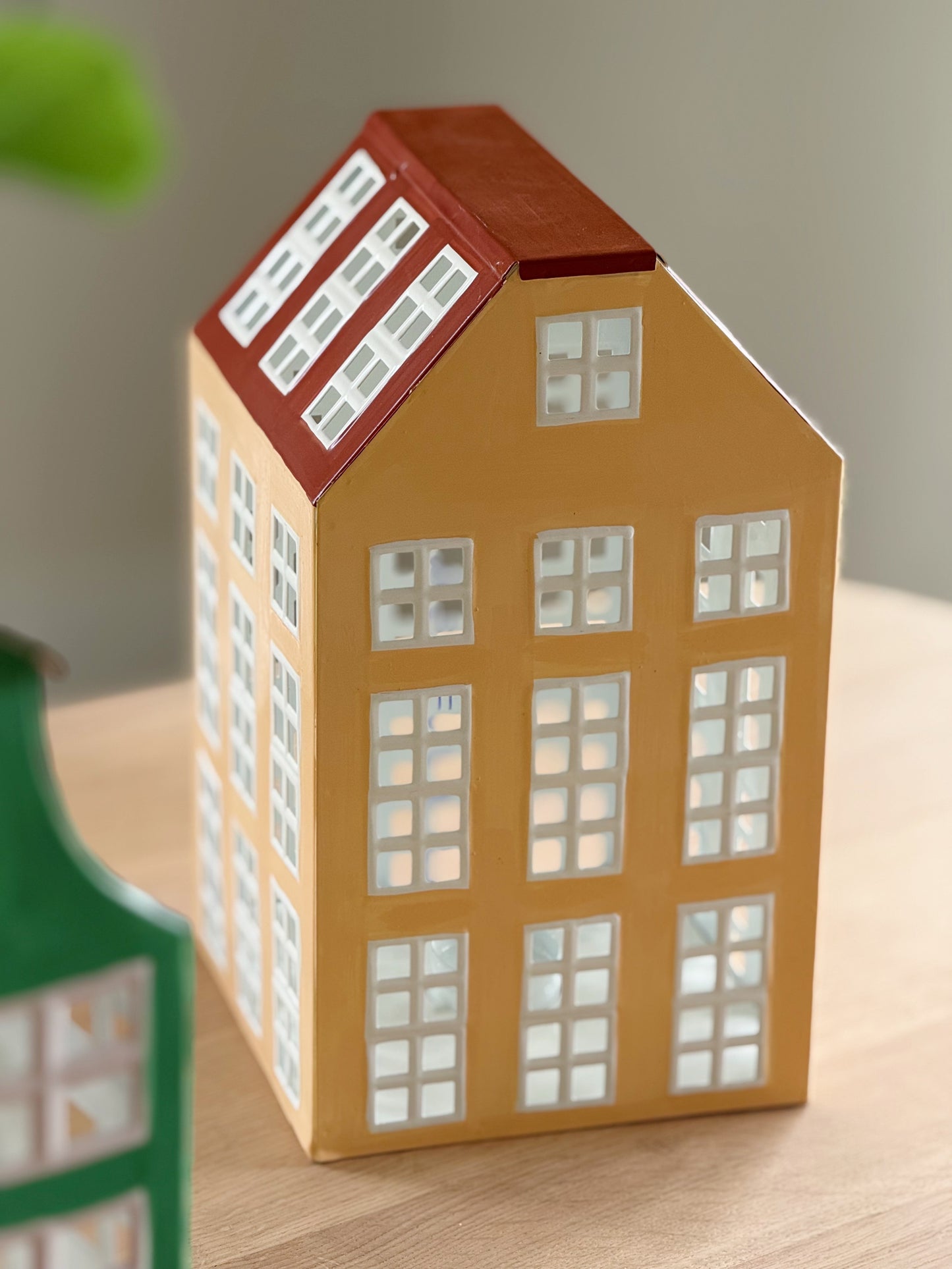 Vensterbank decoratie - huisje geel
