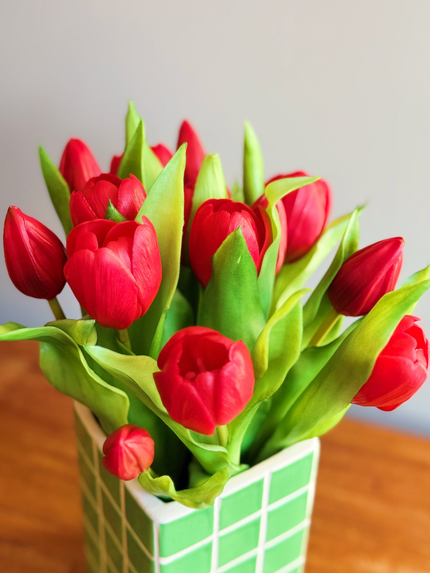 kunst tulpen in een groene vaas bij StyleByClariss