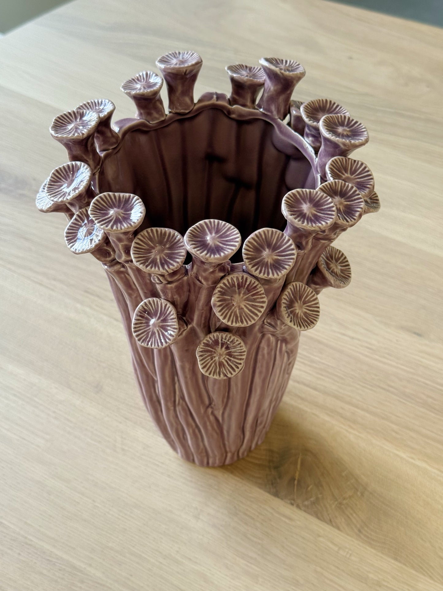 lila vaas met paddenstoelen