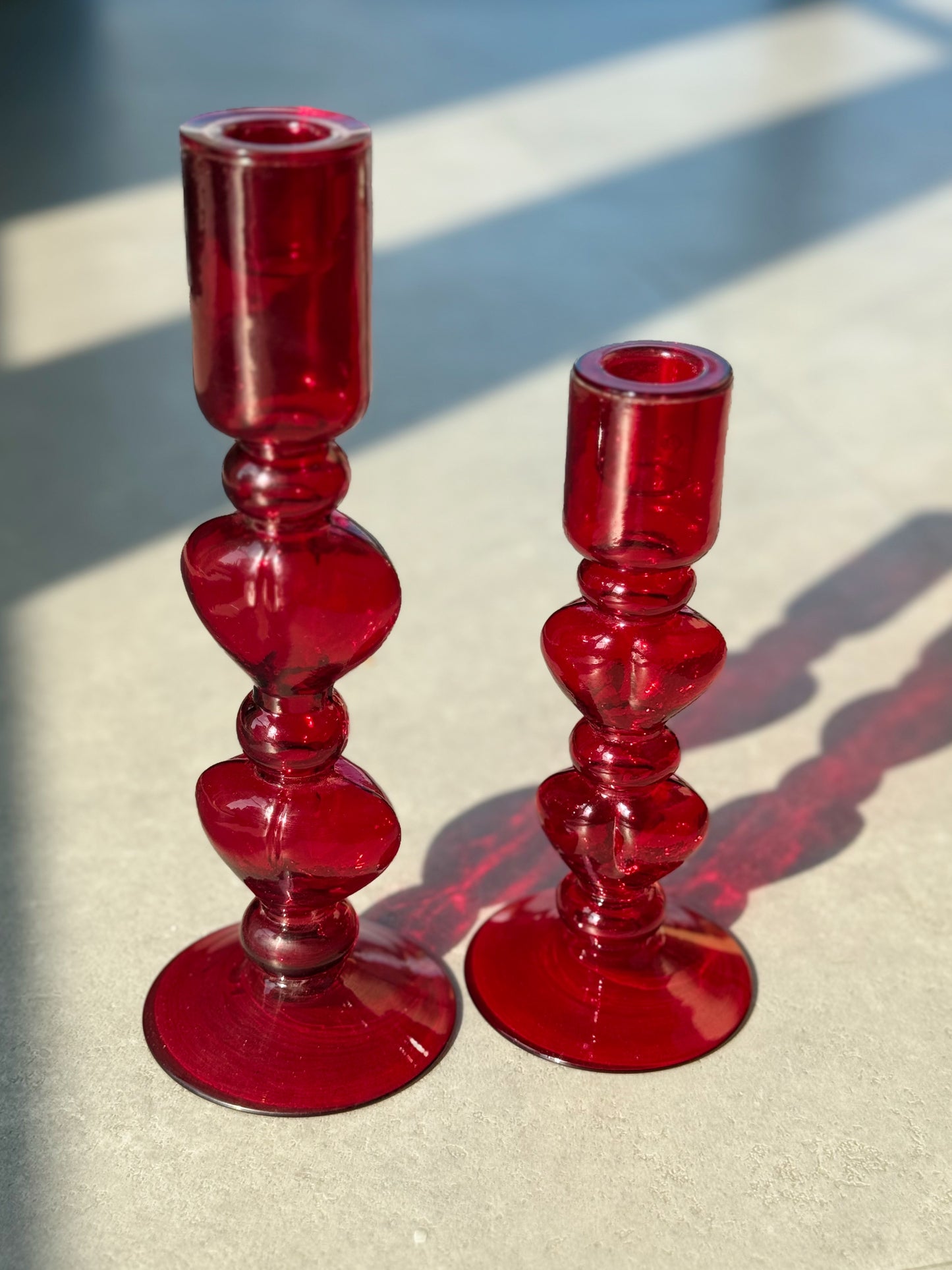 rode glazen kandelaars woonaccessoires