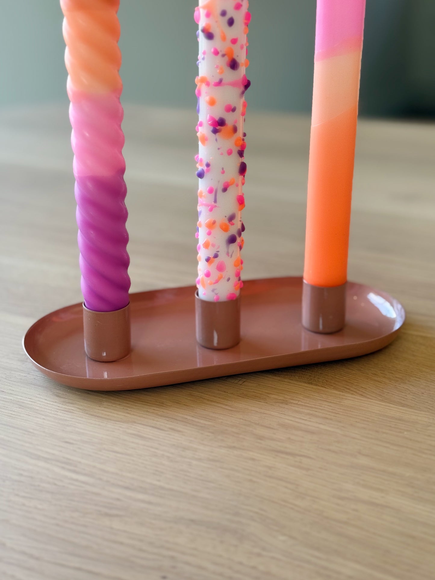 roze kandelaar met kaarsen op batterij