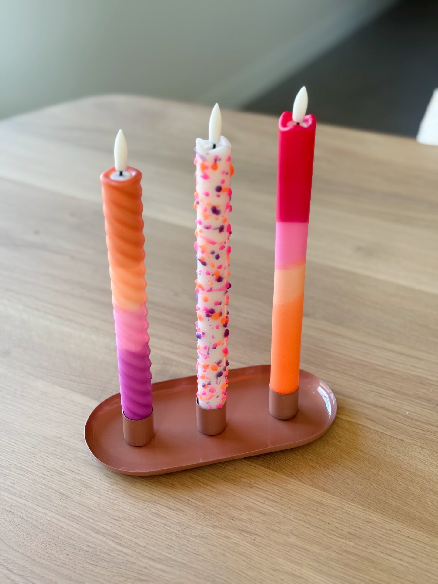 roze kandelaars voor gekleurde kaarsen op batterij