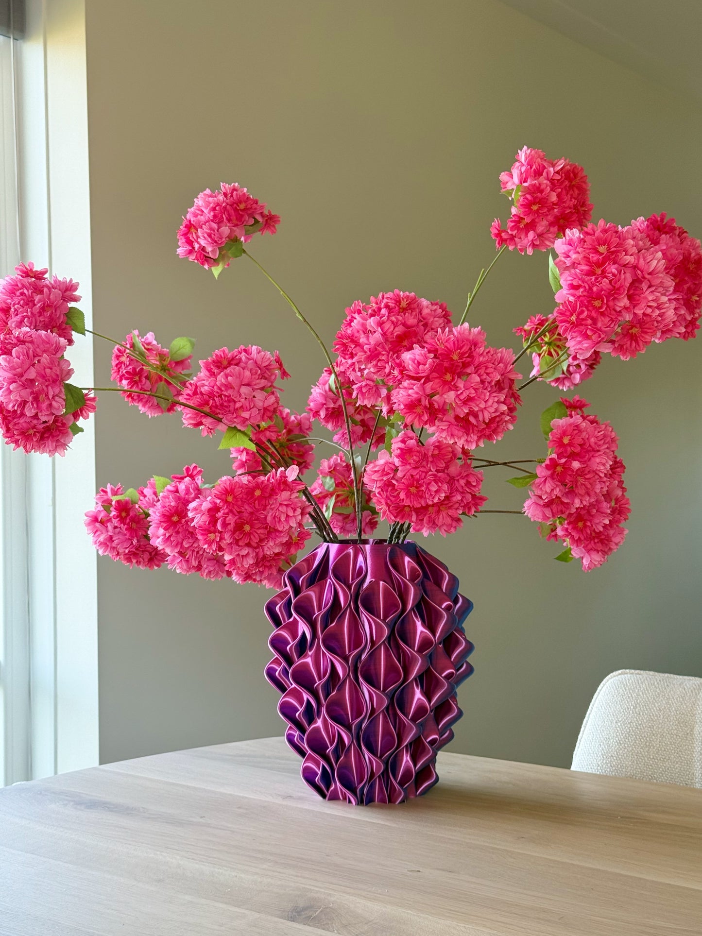 roze vaas 3d geprint met bloemen