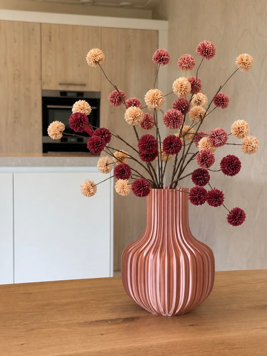 roze vaas met bloemen