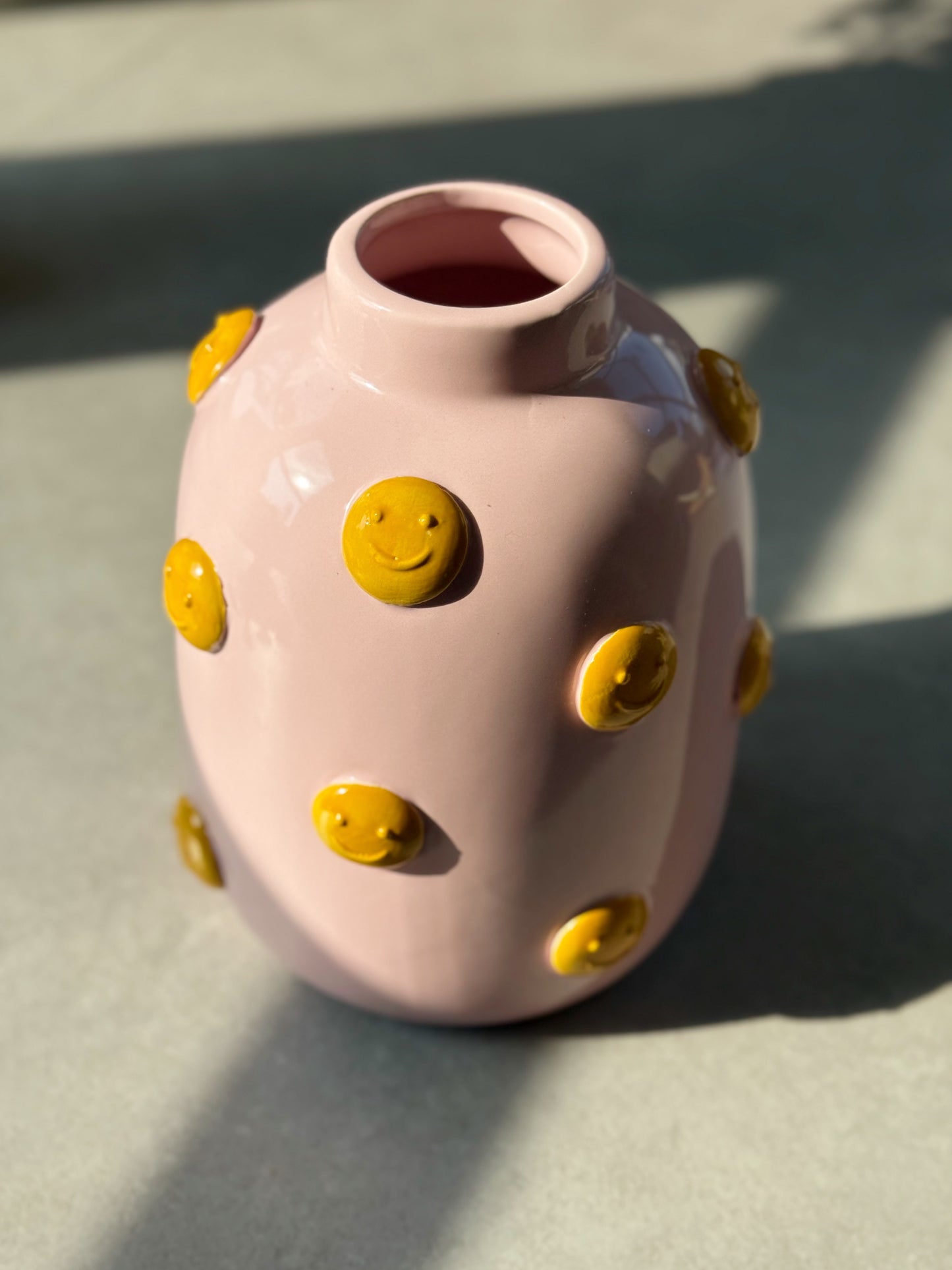 roze vaas met gele smileys