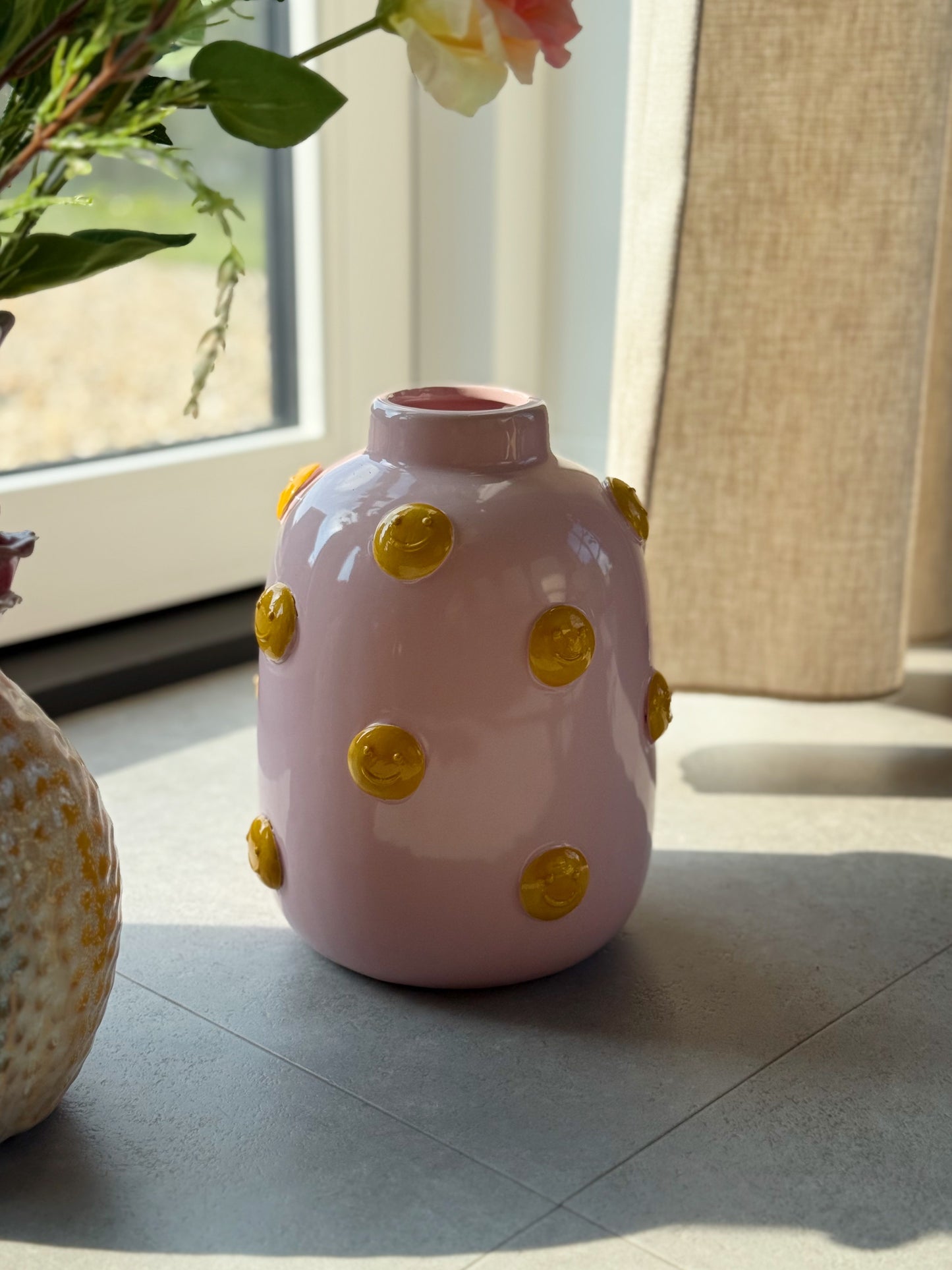 roze vaas met smileys