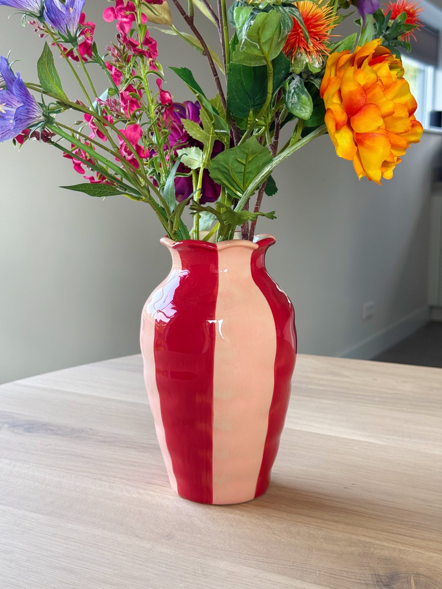 roze vaas met strepen
