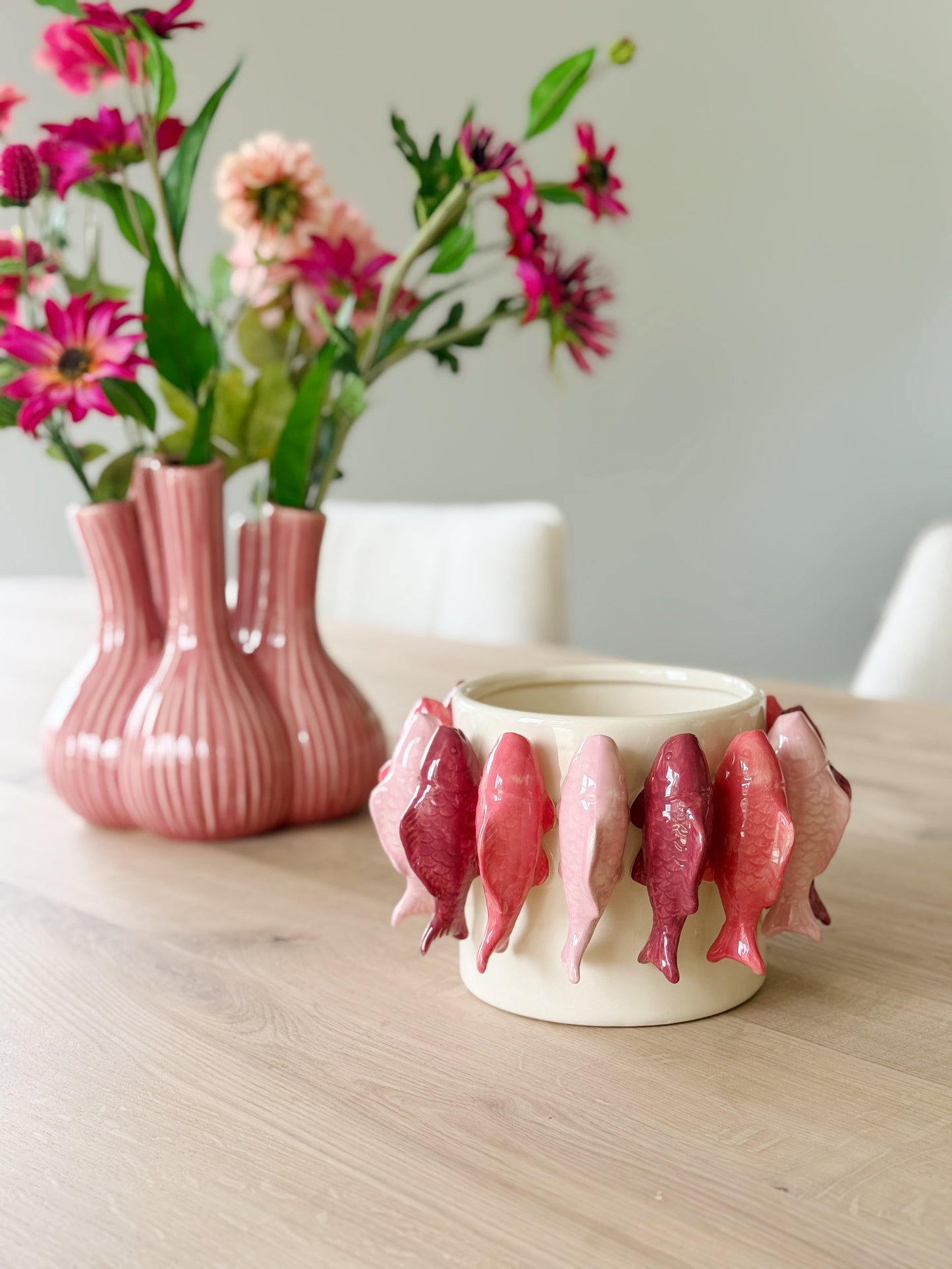 roze vaas met vissen bij Stylebyclariss