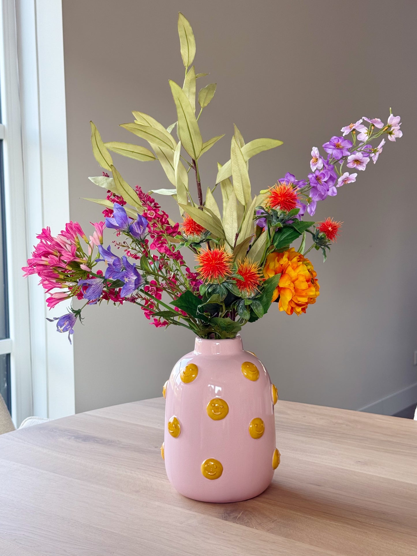 roze vaas met zijden bloemen boeket