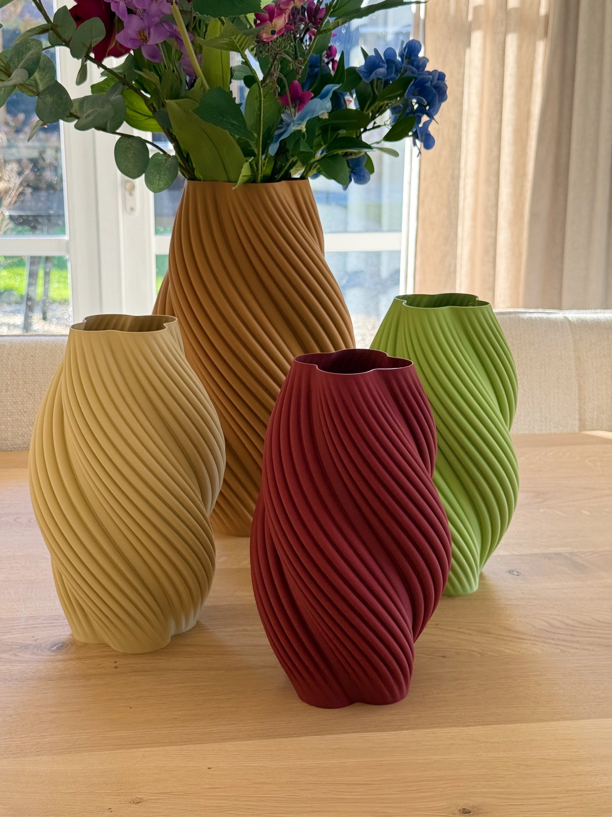 Kleurrijke 3D geprinte vaas als speels accent in het interieur