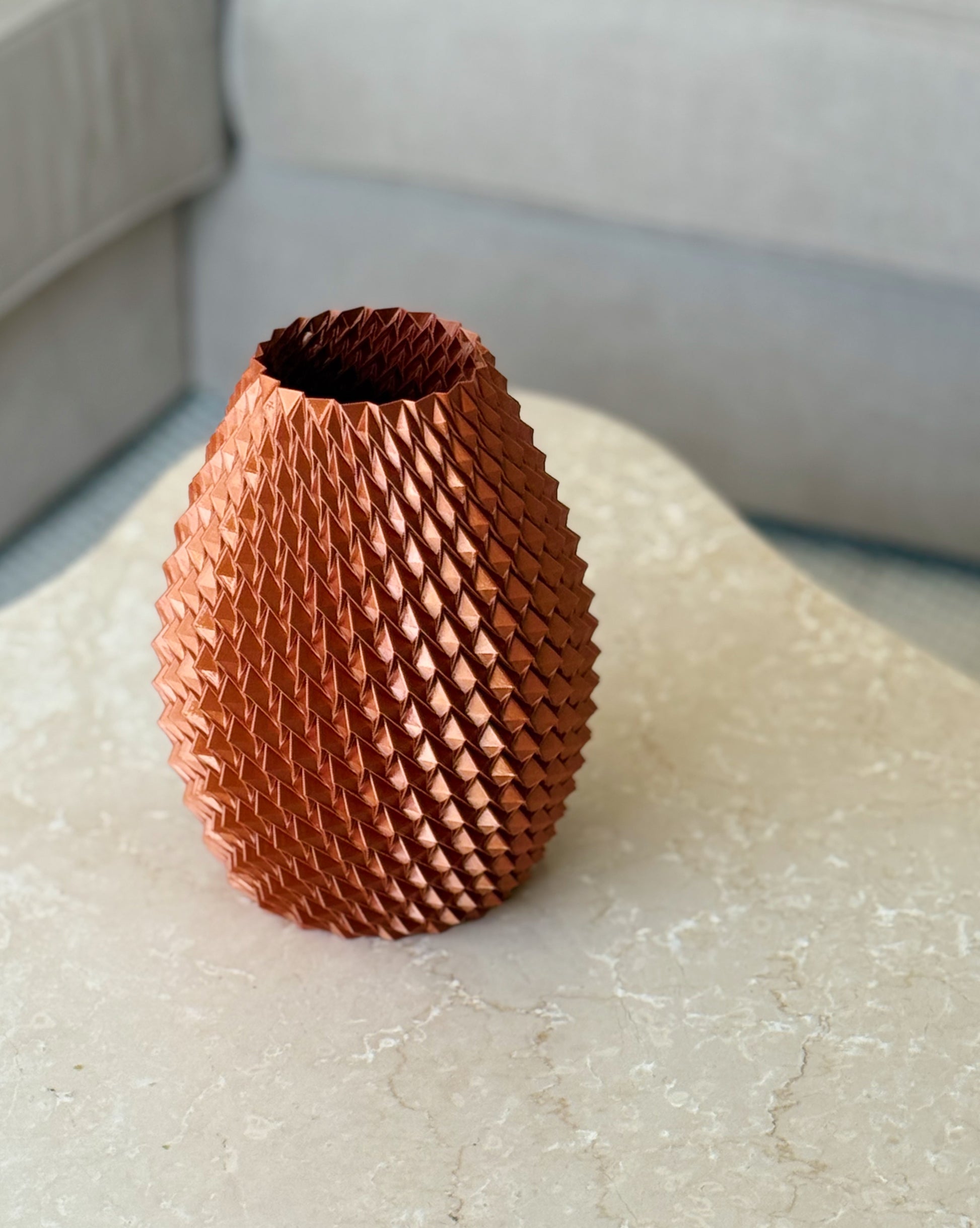 Kleurrijke 3D geprinte vaas als woonaccessoire op tafel