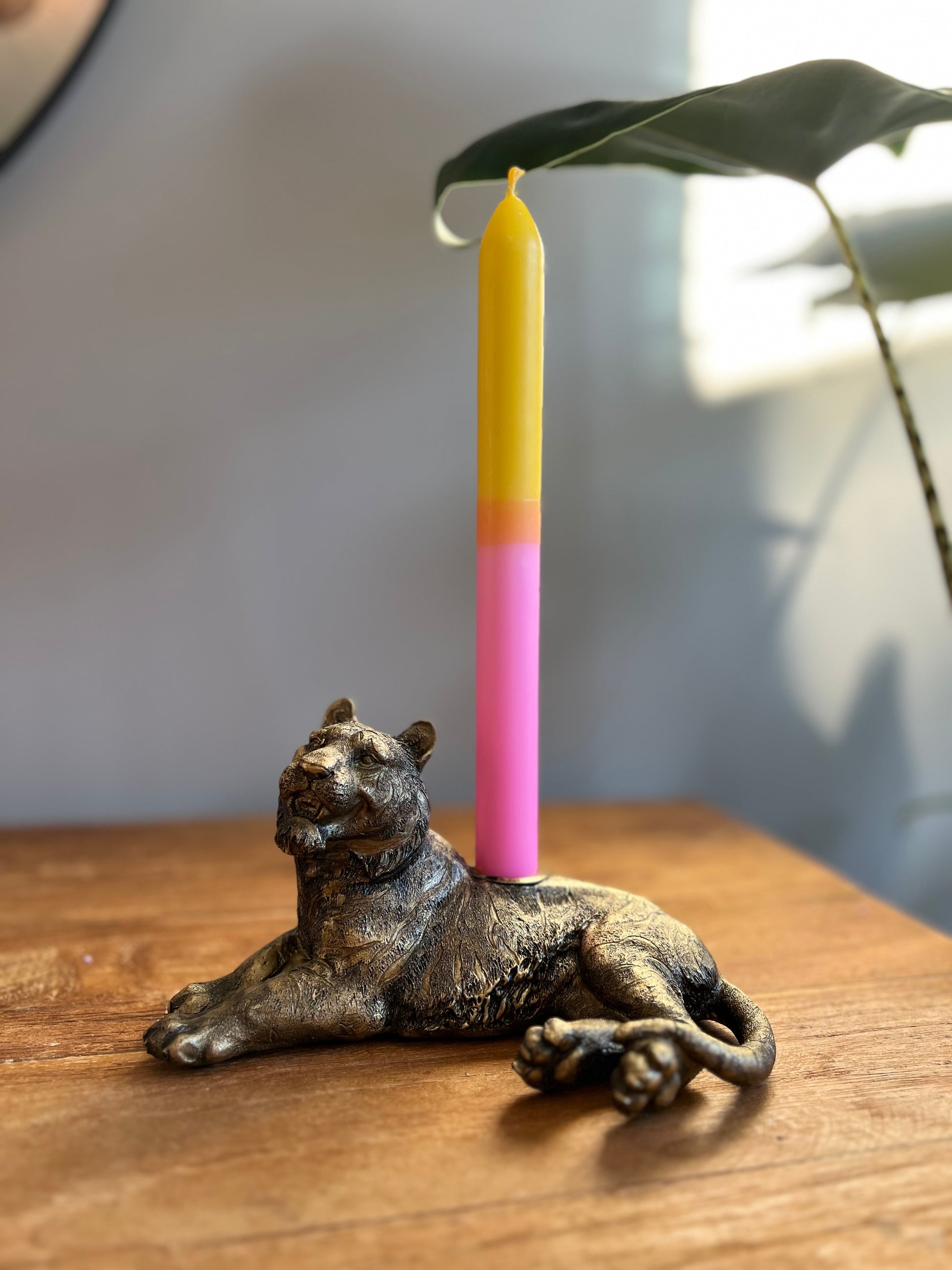 Gouden tijgerkandelaar liggende tijger bij StyleByClariss.