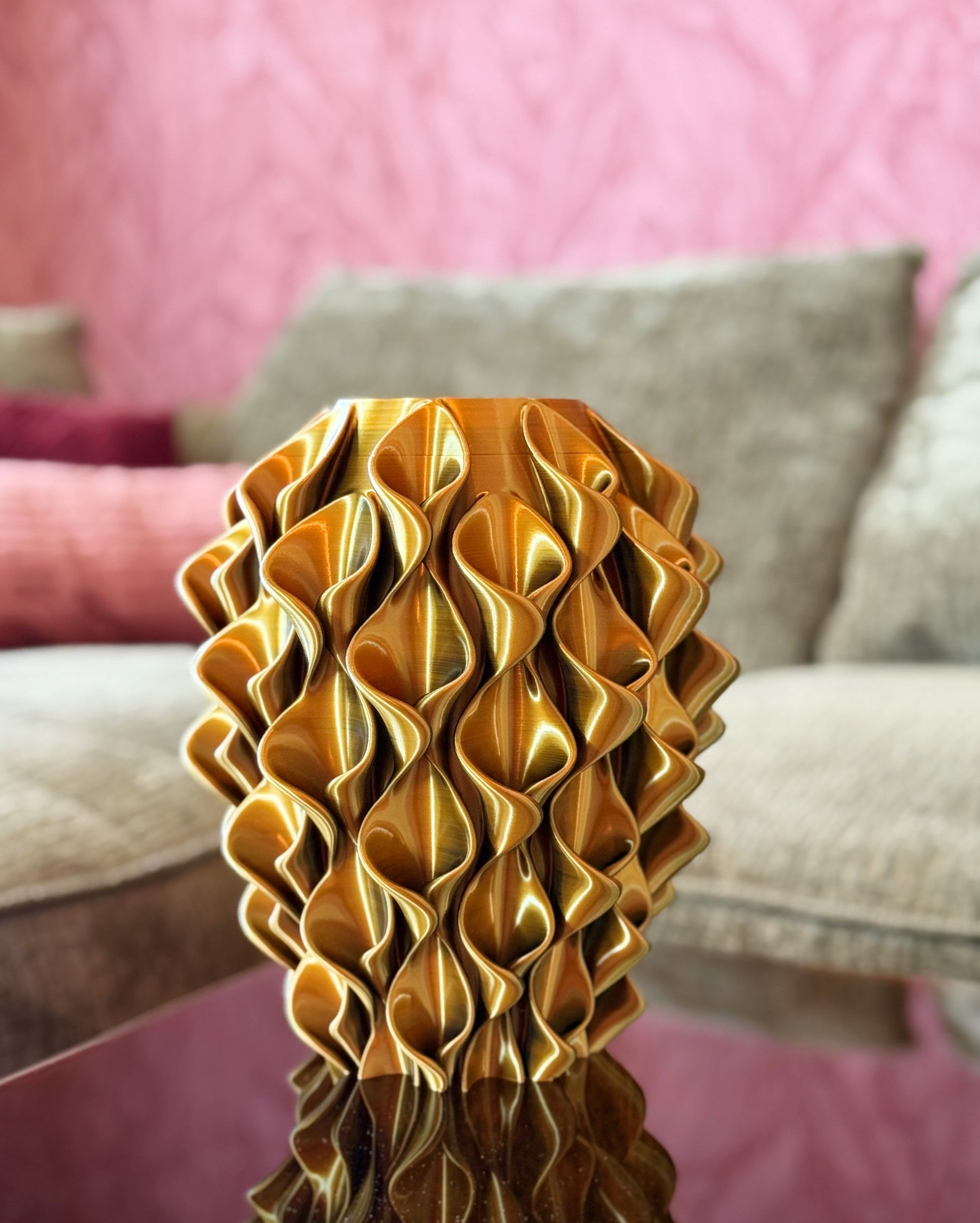 goudkleurige 3d geprinte vaas