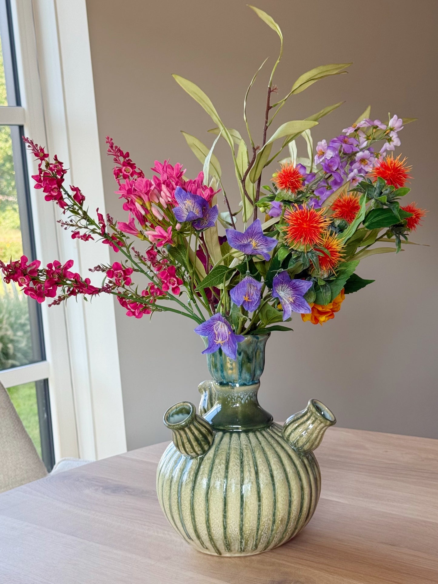 groene tulpen vaas met zijden bloemen boeket