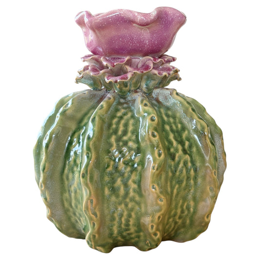 groene vaas met roze bloem