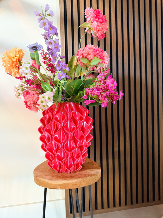 rode 3d geprinte vaas met kunstbloemen