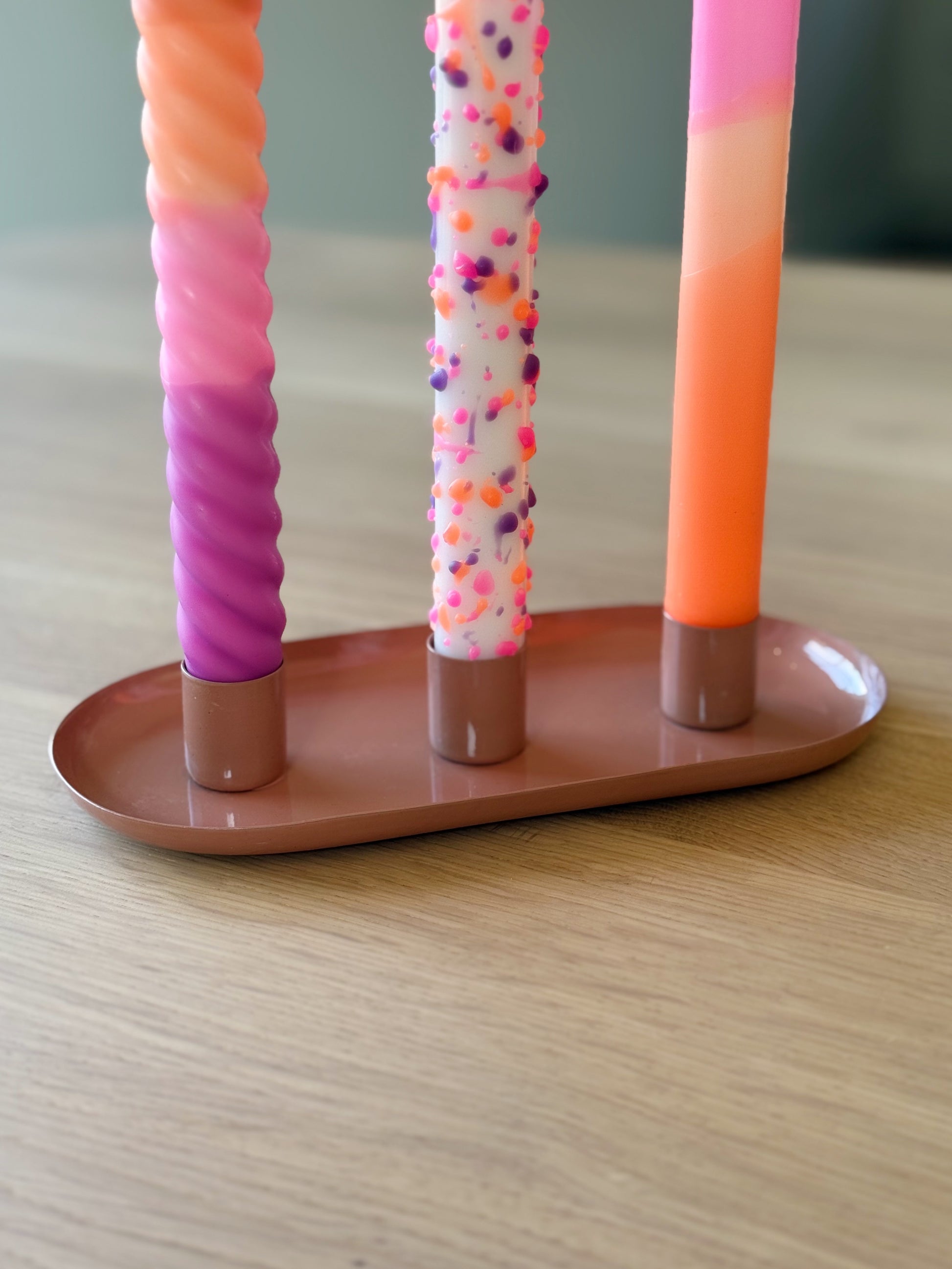 roze kandelaar met kaarsen op batterij