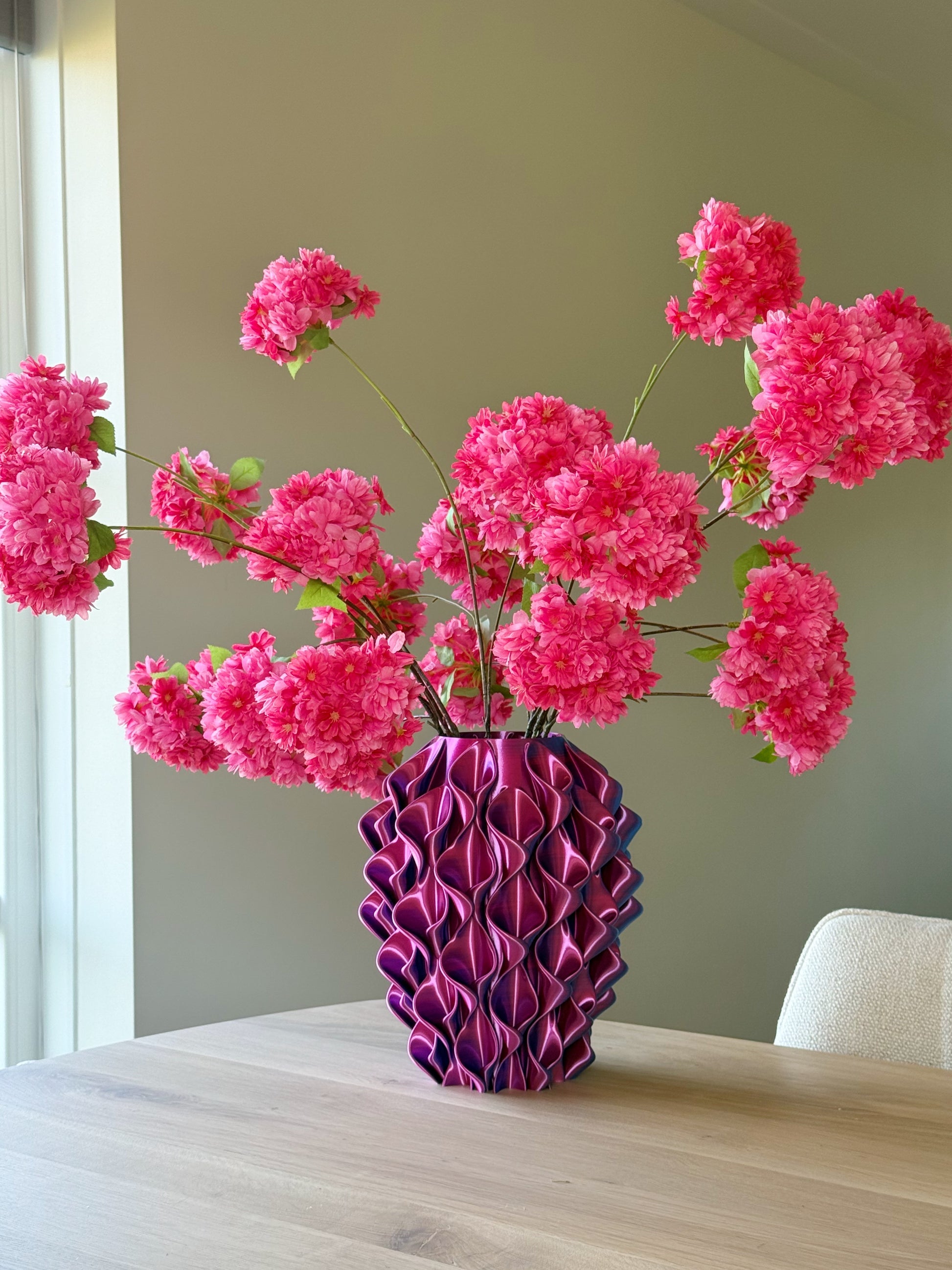 roze vaas 3d geprint met bloemen