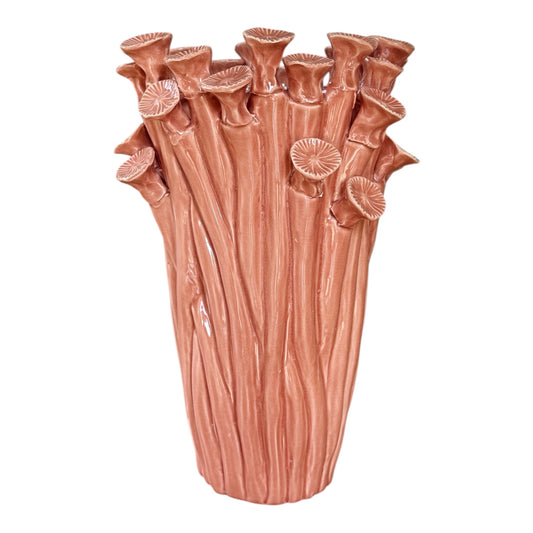 roze vaas met kleine paddenstoelen 