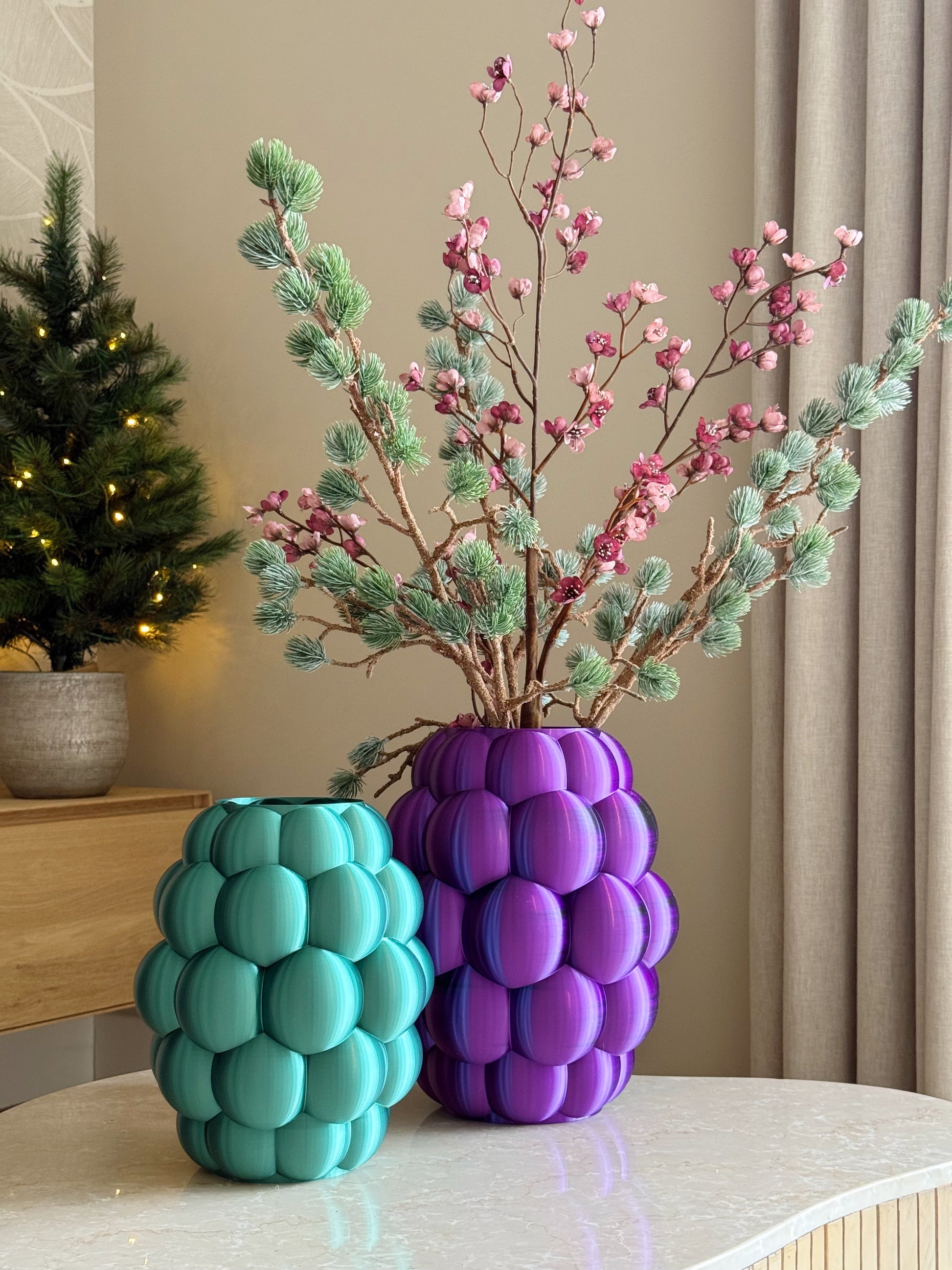 vaas met kerstballen groen